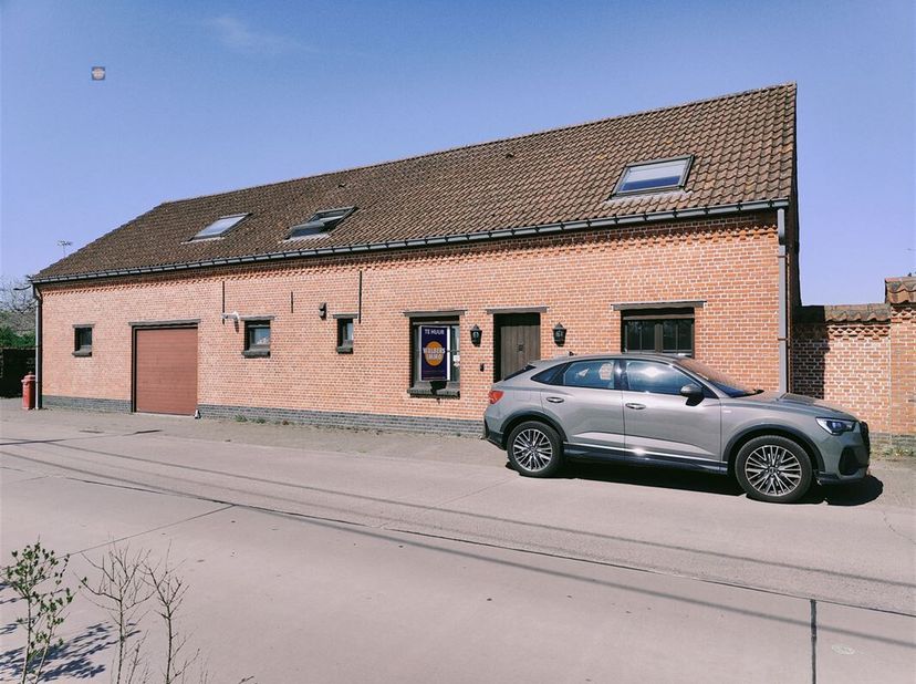 Prachtig, lichtrijk en landelijk gelegen woning te Tisselt. Het gelijkvloers beschikt over een ruime inkomhal, apart toilet, slaapkamer, ruime woonkam
