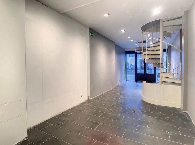 Handelspand te huur in hartje Kortrijk met bovenliggende verdiepingen en kelderruimte. &lt;br /&gt;
Het handelspand bestaat uit een commerciële ruimte op he