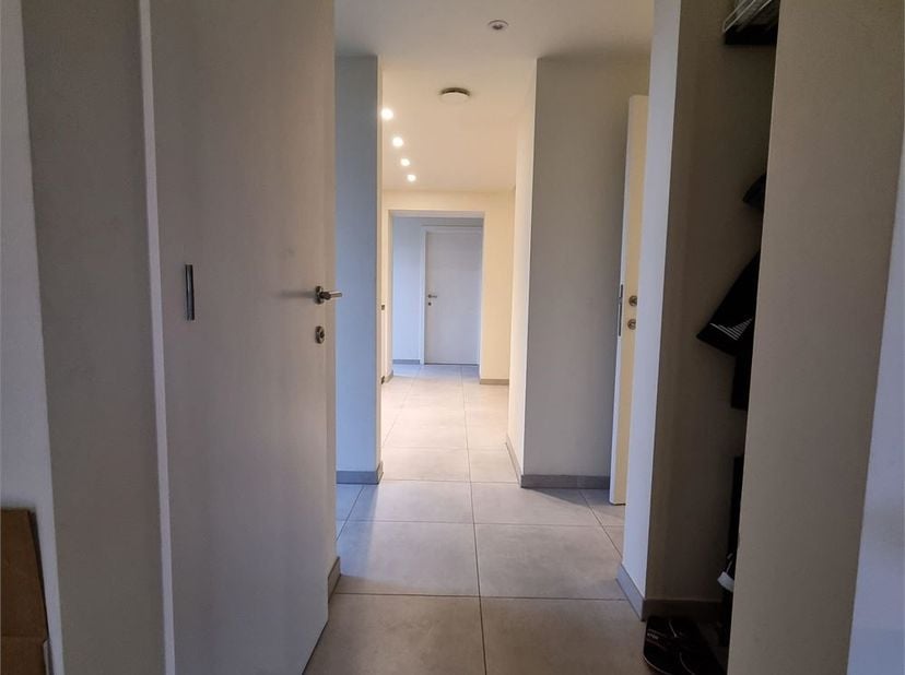 Volledig gerenoveerde tweewoonst op 3a 31ca, vlakbij Zonhoven-centrum&lt;br /&gt;
&lt;br /&gt;
Indeling unit 1&lt;br /&gt;
Gelijkvloers: inkomhal met toilet, leefruimte