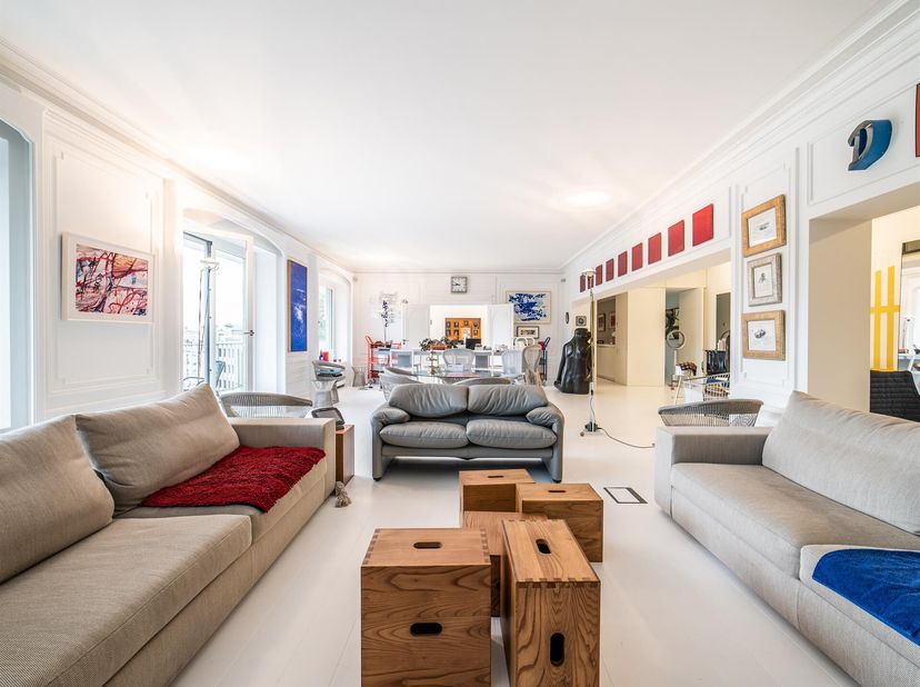 Voor het Square du Bois, eigentijds appartement van ± 346 m², volledig gerenoveerd in 2010 met aandacht voor detail.&lt;br /&gt;
Dit appartement beslaat de