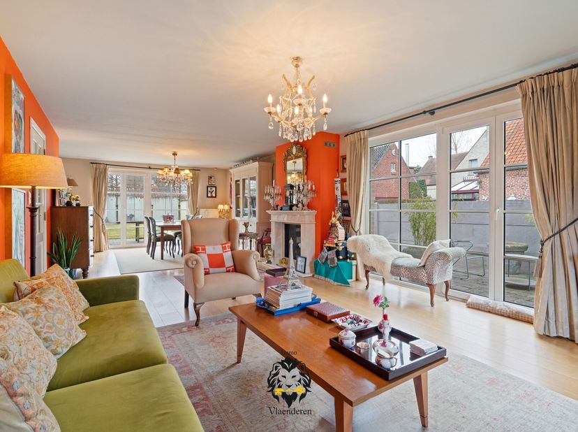 Ontdek deze instapklare, alleenstaande woning in het hart van Sint-Pauwels, waar comfort en stijl hand in hand gaan. Geniet van een vlotte verbinding
