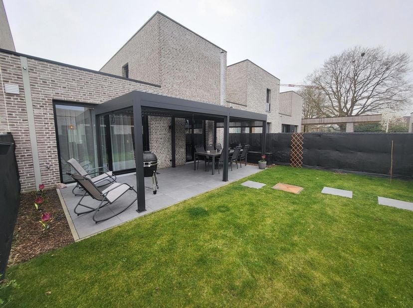 Nieuwbouwproject Spijbelveld: Een nieuwe oase in Peer Centrum. Op het sportveld van het voormalige Agneteninstituut huist nu Spijbelveld. Een gloednie
