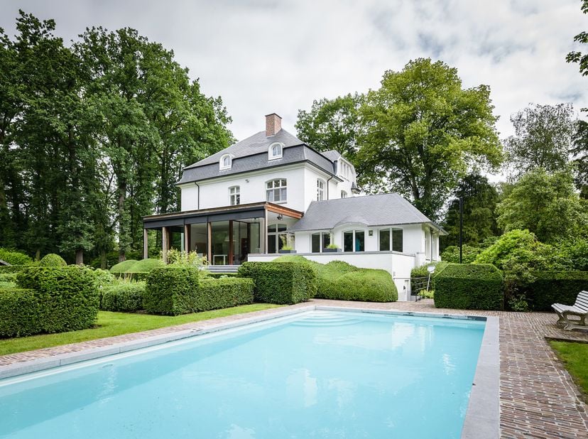 Statig landhuis in cottagestijl gelegen op ca. 5.045m2 grond op een centrale doch rustige locatie op de grens met Brasschaat, met een mooi aangelegde