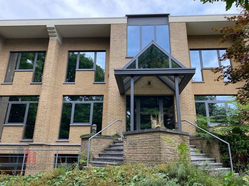 Deze uitstekend gelegen kantoorruimte van 1.118 m² , gecombineerd met de mogelijkheid van 190 m² opslagruimte, is te huur aan de drukke Pontbeeklaan (