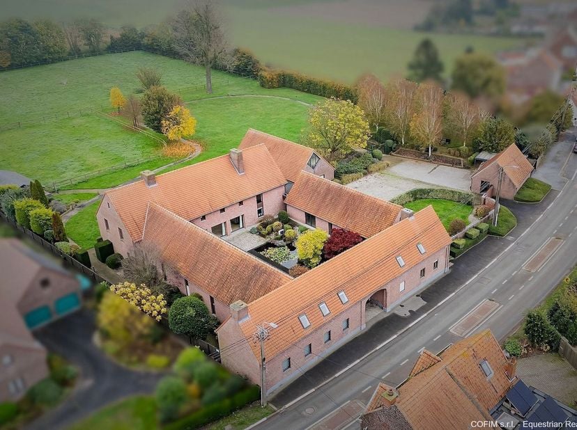 Exceptionnelle propriété implantée à proximité de la frontière Française en le village de Templeuve et bénéficiant de ± 1 ha 39 a 13 ca.Cette villa de