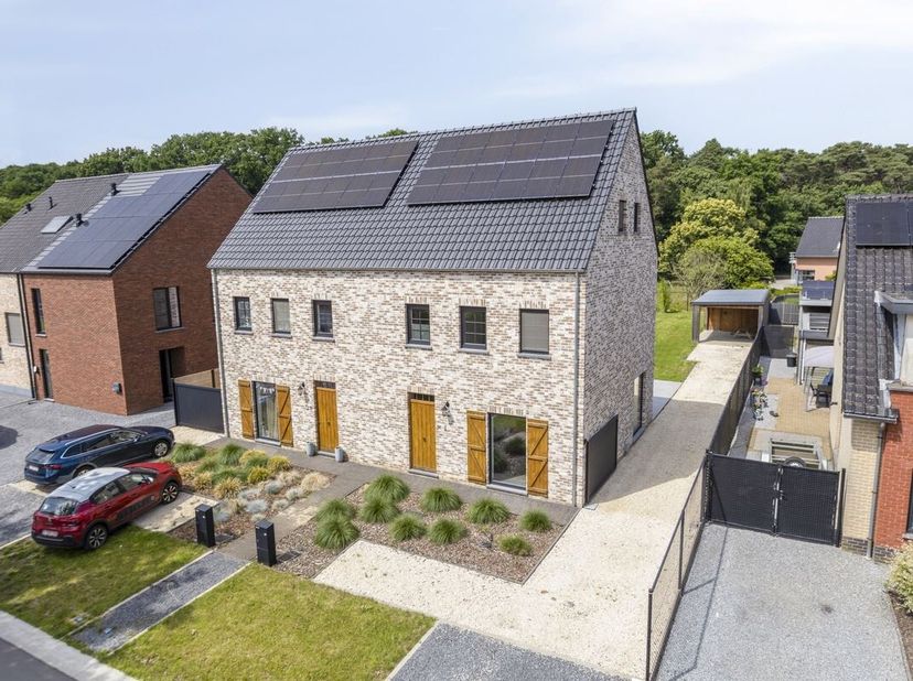TE KOOP: Halfopen nieuwbouwwoning gelegen in een rustige omgeving te Leopoldsburg! &lt;br /&gt;
Welkom in deze kwalitatief afgewerkte halfopen bebouwing, ru