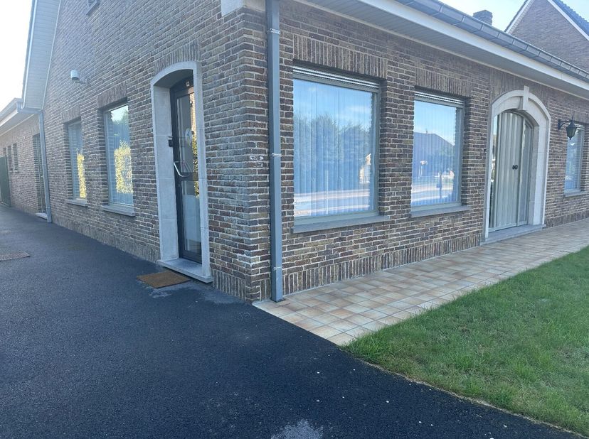 Bien professionnel à louer
                    à 8650 Houthulst
