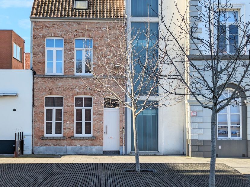 Deze mooie gerenoveerde woning situeert zich in hartje Kortrijk, maar toch rustig gelegen op een verkeersvrij plein. &lt;br /&gt;
Meer info over dit ideaal