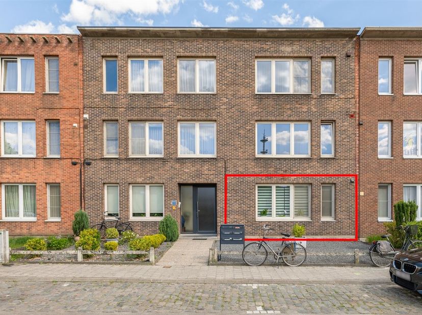 Instapklaar gelijkvloers appartement met tuin en garage in Turnhout&lt;br /&gt;
Locatie: &lt;br /&gt;
Gelegen op een centrale locatie met vlotte bereikbaarheid va