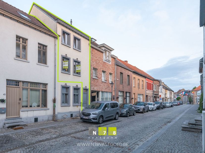 TRIPLEX-APPARTEMENT MET 2 SLAAPKAMERS IN HET CENTRUM VAN STOKKEM.&lt;br /&gt;
TROEVEN&lt;br /&gt;
- Ideaal gelegen nabij De Wissen en natuurgebied Negenoord.&lt;br /
