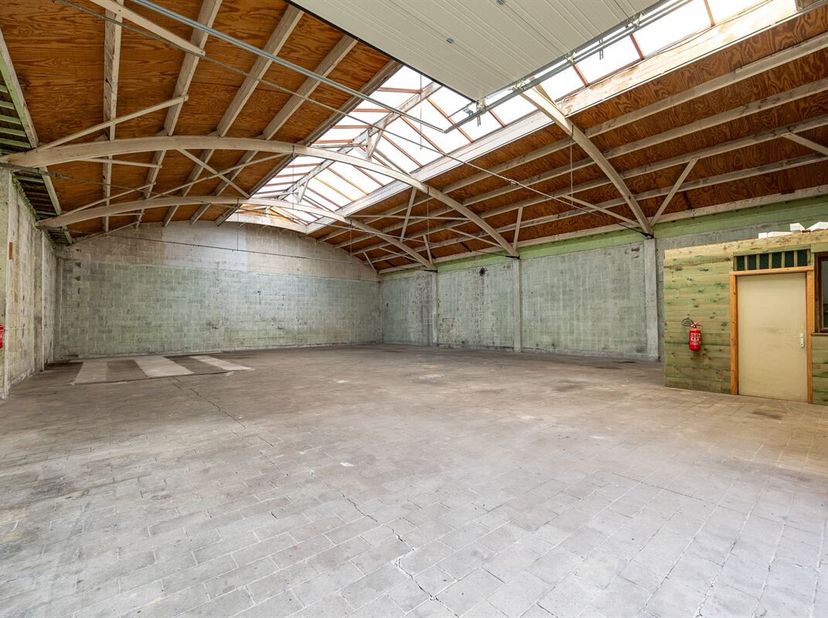 Encore quelques places de parking disponibles dans cet immeuble pour un Camper, un mobil-home ou un oldtimer pour 120 euros par mois (par place). Aucu