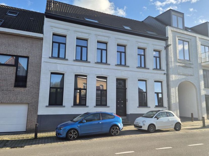 244.500 âÂ Herenwoning die zeer recentelijk werd omgebouwd naar 4 appartementen waaronder dit dakappartement (met zichtbare houten dakgebinte), gelege