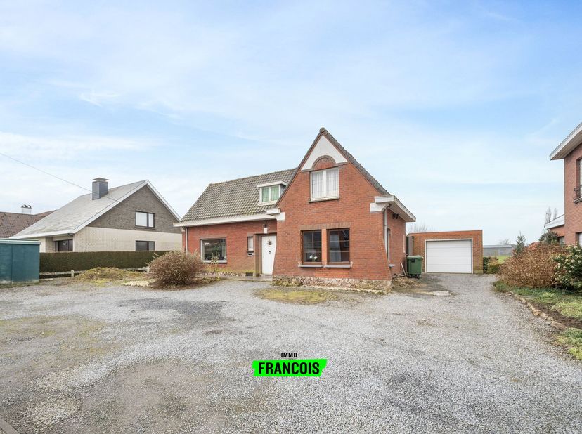 Près du centre de Gits, cette majestueuse villa à rafraîchir se trouve sur un terrain de 573 m². Son emplacement central offre de nombreux avantages.&lt;