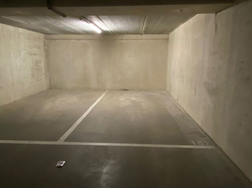 PARKEERPLAATS P-2/101  &lt;br /&gt;
 &lt;br /&gt;
In BLOK B: de parkeerplaats P-2/72:  &lt;br /&gt;
a) in priv. en uitsl. eigendom: de parkeerplaats afgebakend door ver