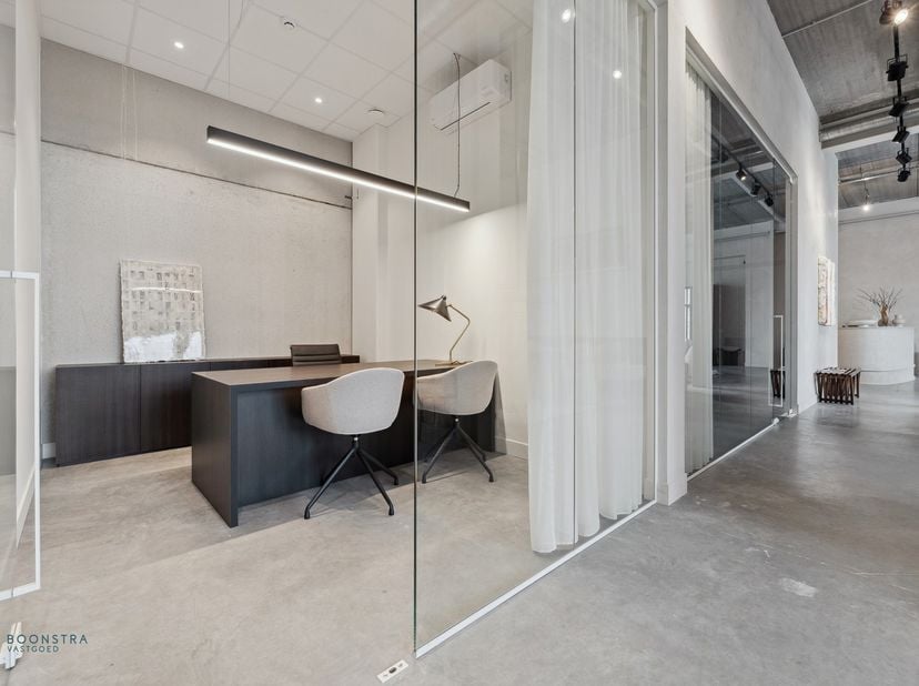 Op een toplocatie in Heist-op-den-Berg, in de dynamische KMO-hub &quot;Hest&quot;, bieden wij een volledig bemeubelde kantoorruimte van 11 m² aan. Deze werkplek