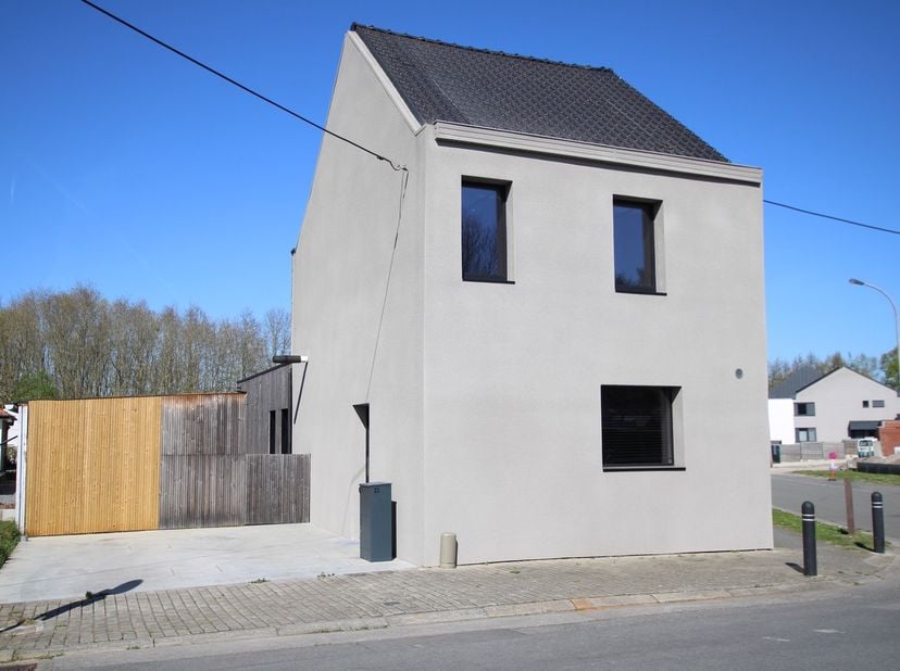 -Compromis in opmaak- Op enkele minuutjes stappen van de markt van Gavere ontdekken we deze mooie gerenoveerde gezinswoning op 341m² met volgende inde