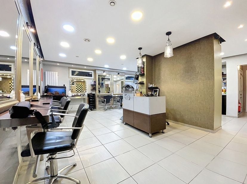 Excellente situation commerciale et résidentielle - Villa 4 façades de près 300m² avec jardin&lt;br /&gt;
Rez commercial à rue avec trois zones de bureaux /