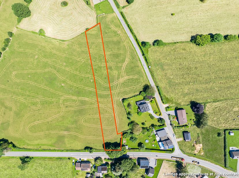 TERRAIN de ± 3.595m² :&lt;br /&gt;
 Orientation : Nord-Est,&lt;br /&gt;
 Largeur façade : ±22,68m,&lt;br /&gt;
 Profondeur : ±127m,&lt;br /&gt;
  Borné : oui,&lt;br /&gt;
 Relief :