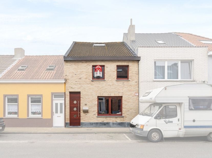 Instapklare woning met 3 slaapkamers te koop in Bredene.Op amper vijf minuten met de wagen van de Spuikom van Oostende kan je deze totaal gerenoveerde