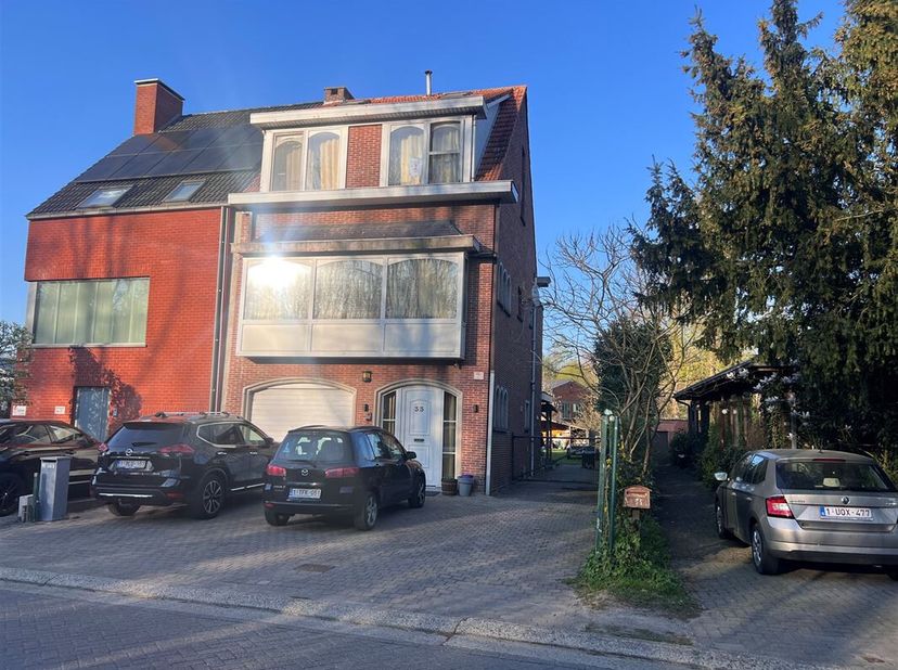 Belle maison à vendre au coeur de Turnhout ! Avec une surface habitable généreuse de 230m², cette propriété avec 5 chambres et 2 salles de bains offre