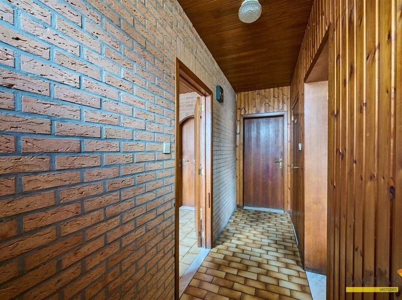 Cette charmante ferme des années 1920 se trouve au coeur du centre-ville de Koersel. Cette propriété de caractère a été entièrement rénovée dans les a