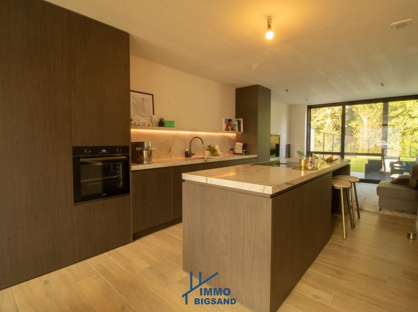 Energiezuinige nieuwbouwwoning met uitzicht op het bos. Ook mogelijkheid voor carport + buitenberging. U komt de woning binnen via de ruime inkomhal m
