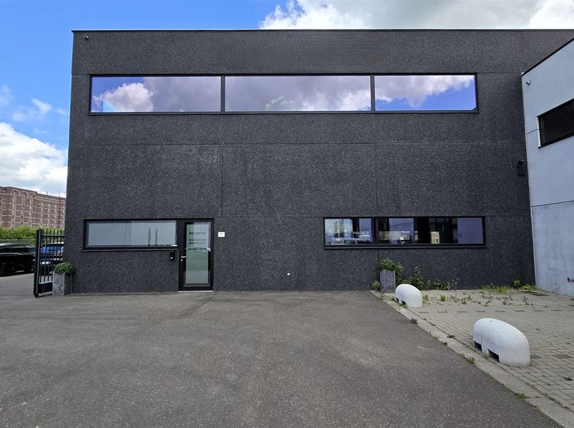 Toplocatie aan het water: Ruim handelspand (1200m²) te huur in Leuven! &lt;br /&gt;
Bent u op zoek naar een strategische locatie voor uw bedrijf? Dit pracht