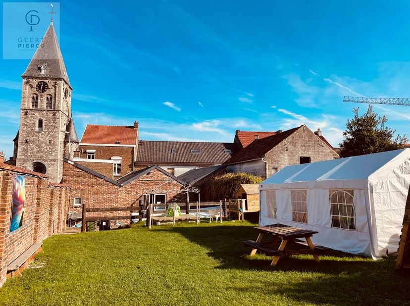 Dit statig pand in de historische stadskern van Landen wordt momenteel gebruikt door de  Evangelisch kerk&lt;br /&gt;
Het is gelegen in de Kerkstraat op de