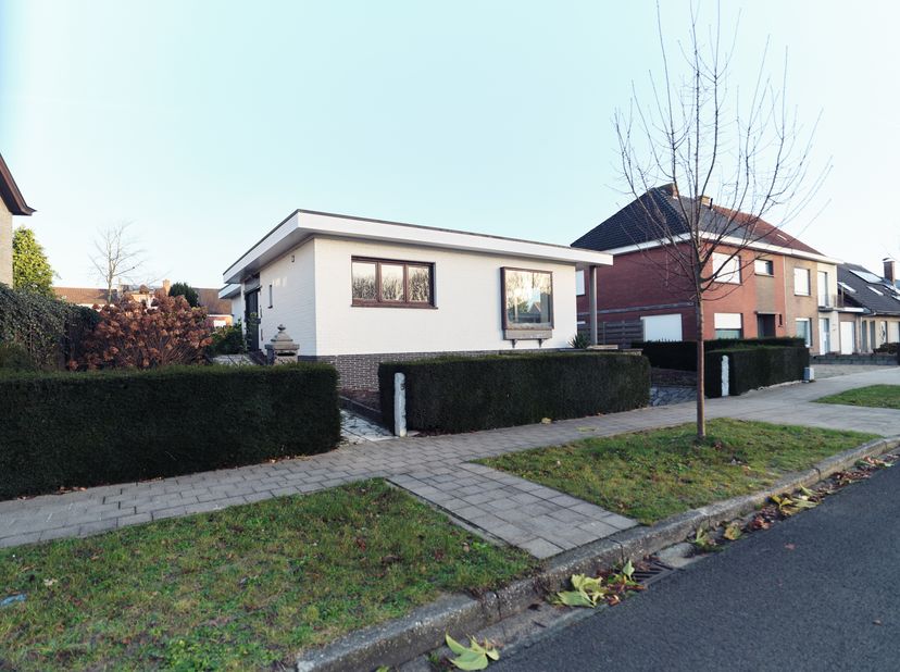 Op een boogscheut van het Heulebekebos, vinden we deze statige, op te frissen bungalow op een perceel van 547 m², gelegen in een doodlopende, verkeers