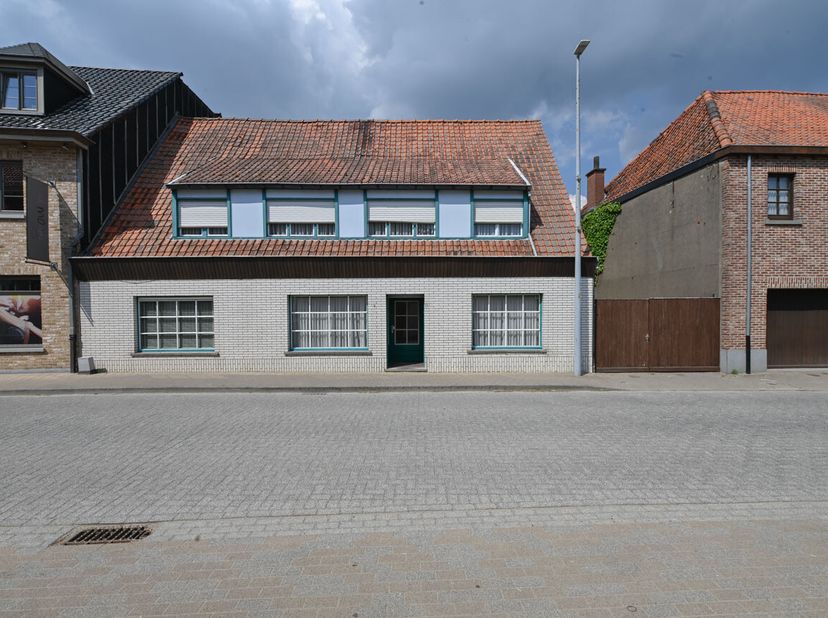 TE RENOVEREN WONING &amp; MAGAZIJN &lt;br /&gt;
 &lt;br /&gt;
Gunstig gelegen te renoveren woon- en handelshuis met tuin en ruim magazijn, op een oppervlakte van 919