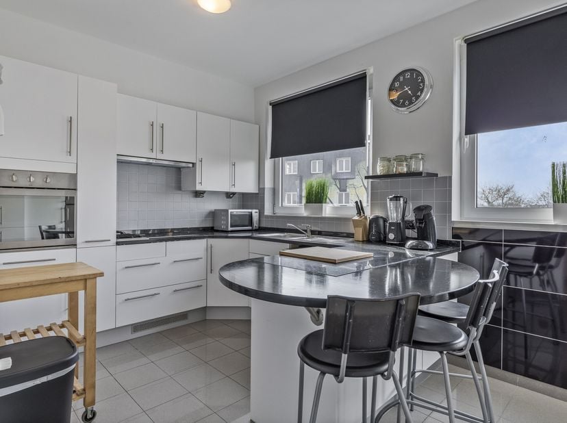 Ce spacieux duplex meublé avec 5 chambres et une grande terrasse sur le toit à louer est situé au Desguinlei 190 à Anvers. Ce duplex est situé à proxi