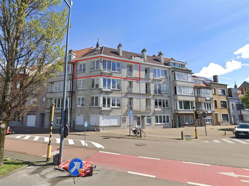 Net en lichtrijk appartement op wandelafstand van de haven met twee slaapkamers en vernieuwde keuken.&lt;br /&gt;
Indeling: inkom, toilet, ruime living, ter