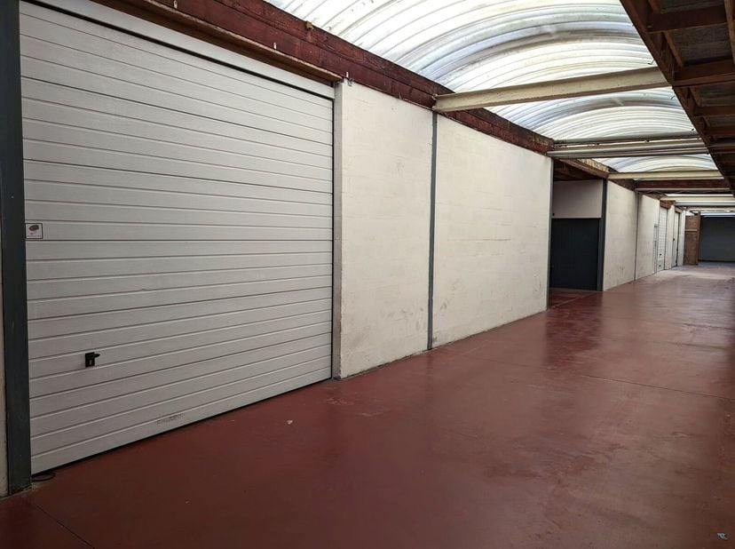 Ruime loods/magazijn opgedeeld in 11 garages en 6 loodsen. De totale oppervlakte bedraagt 1507 m².  De verschillende entiteiten zijn grotendeels verhu