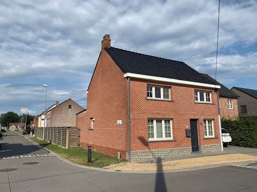 Deze gerenoveerde en instapklare woning , rustig gelegen aan de rand van het centrum van de gemeente Hulshout, omvat op het gelijkvloers een lichtrijk