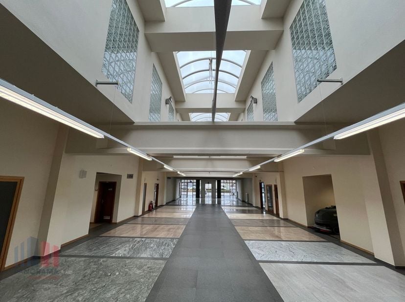 Cet espace multifonctionnel offre de nombreuses possibilités, qu&#039;il s&#039;agisse d&#039;un espace de stockage, d&#039;un showroom ou d&#039;un espace de bureau. Avec des