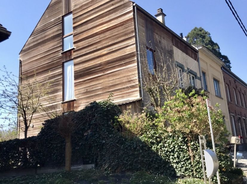 Te koop (zonder makelaar!):&lt;br /&gt;
&lt;br /&gt;
Prachtige en ruime driegevelwoning met cederhouten gevelbekleding, vol charme, aangenaam en licht; ideaal gel