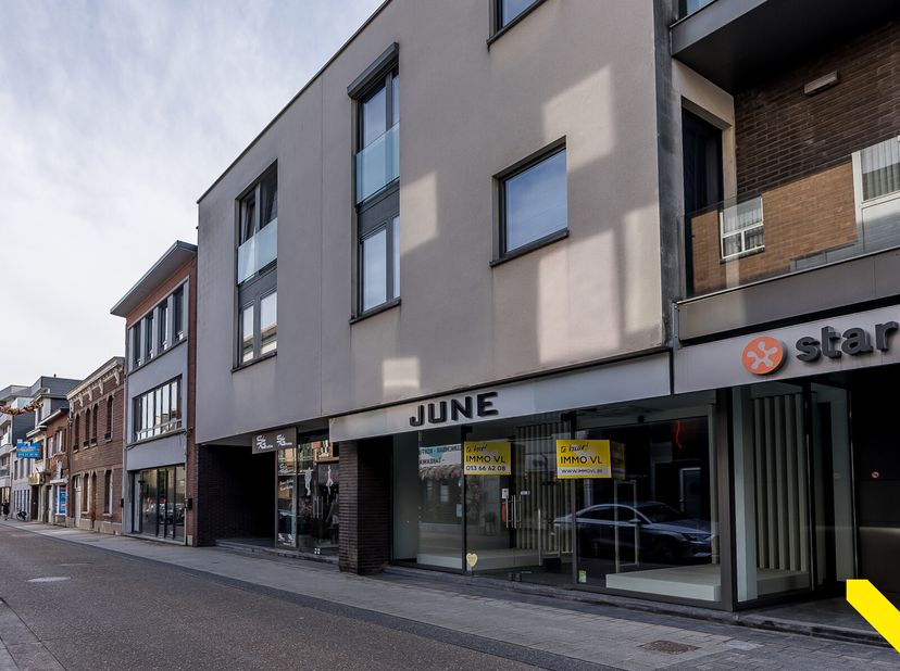 Wij bieden een uniek en ruim handelspand aan, ideaal voor diverse doeleinden zoals een winkel, wijnbar, galerij en meer.&lt;br /&gt;
Dit pand heeft een uits