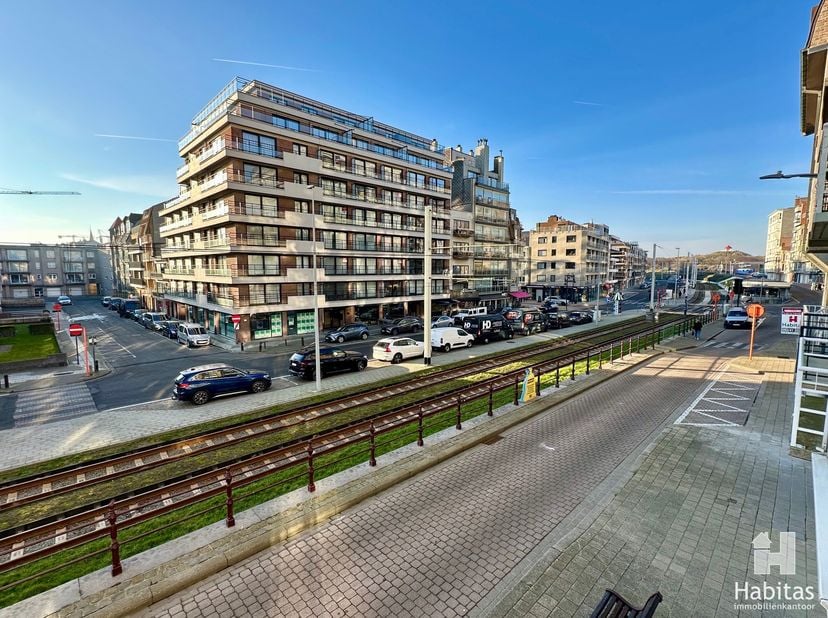 Charmant 1 slaapkamer appartement gelegen aan de zongerichte, achterzijde zeedijk, op enkele passen van het strand en de winkelstraat. Dit verrassend