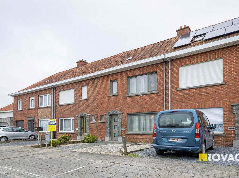Deze rijwoning is gelegen vlakbij centrum Sint-Eloois-Winkel met zijn talrijke voordelen: school, winkels, horeca, supermarkt, ...&lt;br /&gt;
De woning is