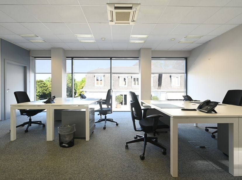 Business Center Adequat biedt een volledig ingerichte kantoorruimte van 34 m² aan, gunstig gelegen langs de Brusselsesteenweg in Melle. Dankzij de nab