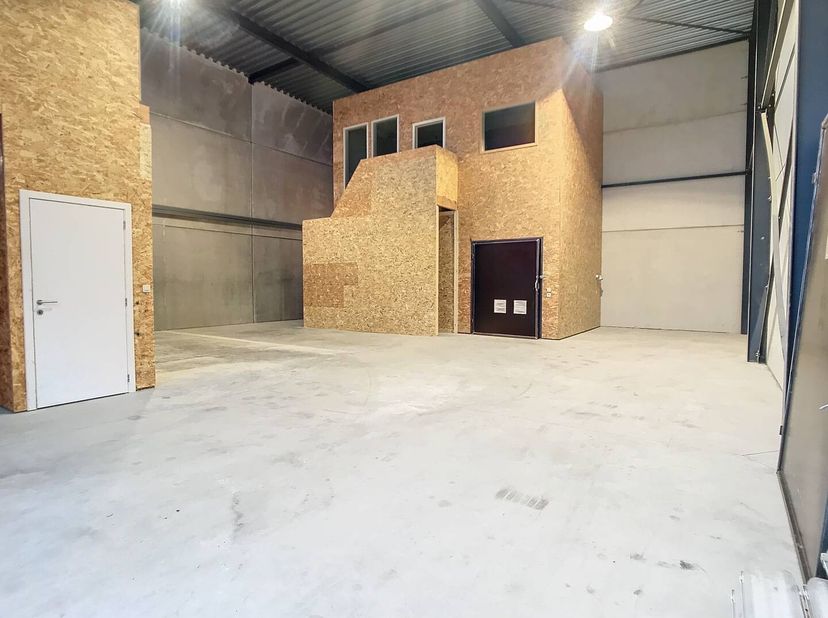 Nieuwbouw magazijn te huur in Oostende op een centrale en goed te bereiken ligging (Oudenburgse Steenweg 31 /Biekorfstraat). &lt;br /&gt;
Loods met inpandig
