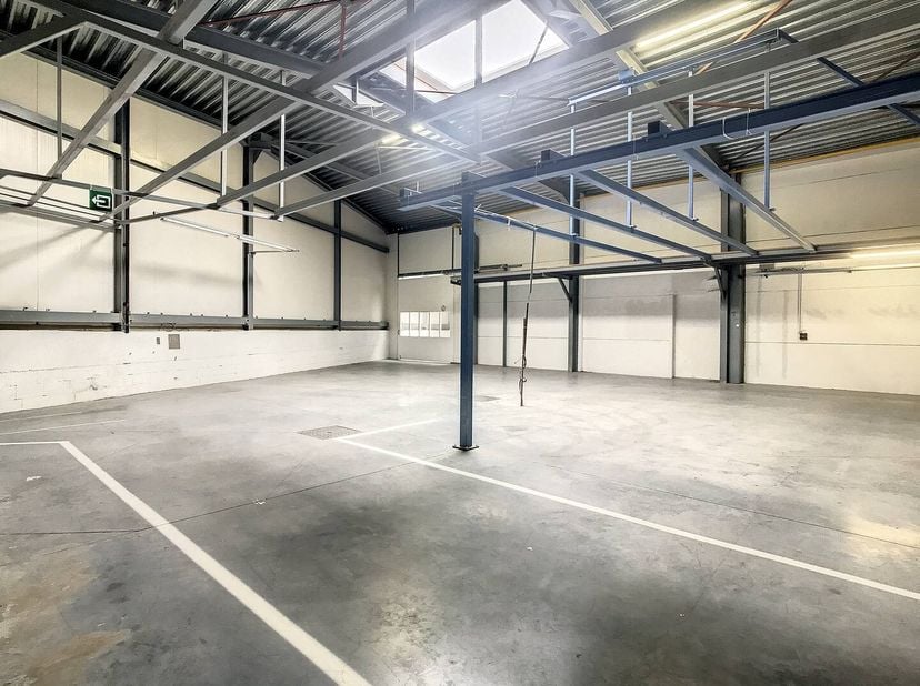 In de industriezone in Kuurne staat dit magazijn van ca. 200 m² te huur. Het magazijn is opgedeeld in 2 ruimtes. &lt;br /&gt;
Specificaties: &lt;br /&gt;
- Gepoli