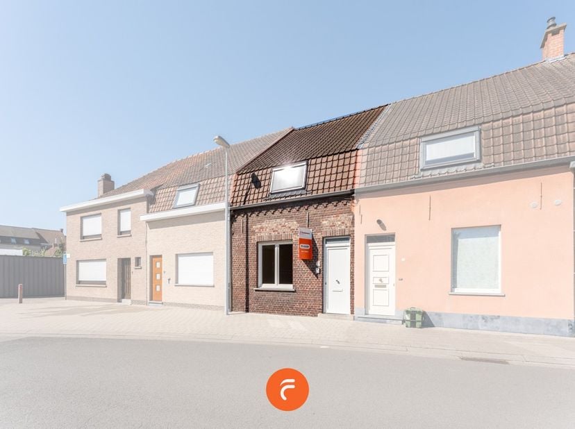 Perfect onderhouden woning , rustig gelegen vlakbij het centrum van Lauwe. Het huis omvat een inkomhal, lichtrijke woonkamer en (vernieuwde) keuken al