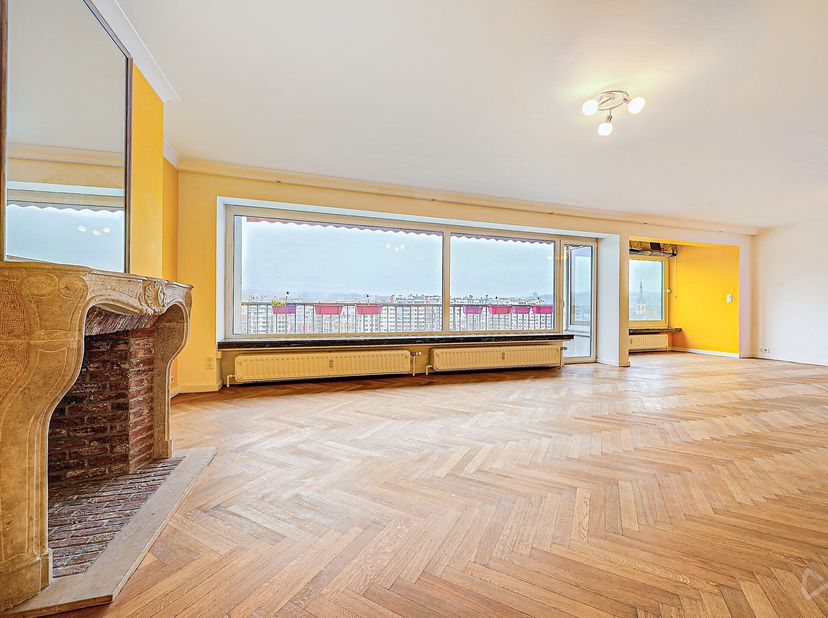 We Invest Liège et Julie ont le plaisir de vous proposer à la vente ce spacieux appartement avec balcon et parking sur le Quai Marcellis&lt;br /&gt;
Situé a