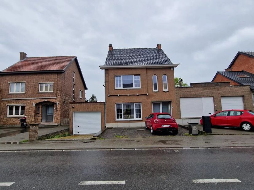 Woning met twee slaapkamers, garage, veranda en ruime tuin op de Steenweg 222 in Gingelom.&lt;br /&gt;
De woning biedt een ideale locatie nabij winkels, res