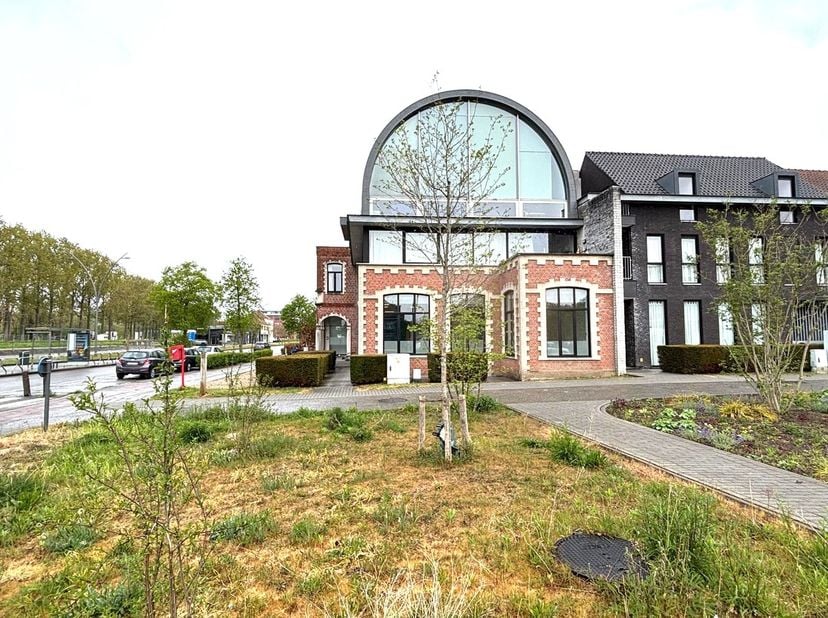 INDELING:&lt;br /&gt;
Onthaalruimte, ruim ingericht landschapskantoor, sanitair, kitchenette, berging, apart bureel, kelder/archiefruimte (ca. 24m²) en 4 pr