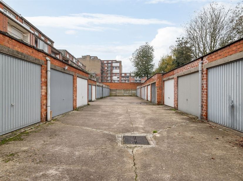 Gesloten garagebox op gunstige locatie te Deurne&lt;br /&gt;
Op zoek naar een extra opslagruimte of een veilige parkeerplek? Deze gesloten garagebox is idea