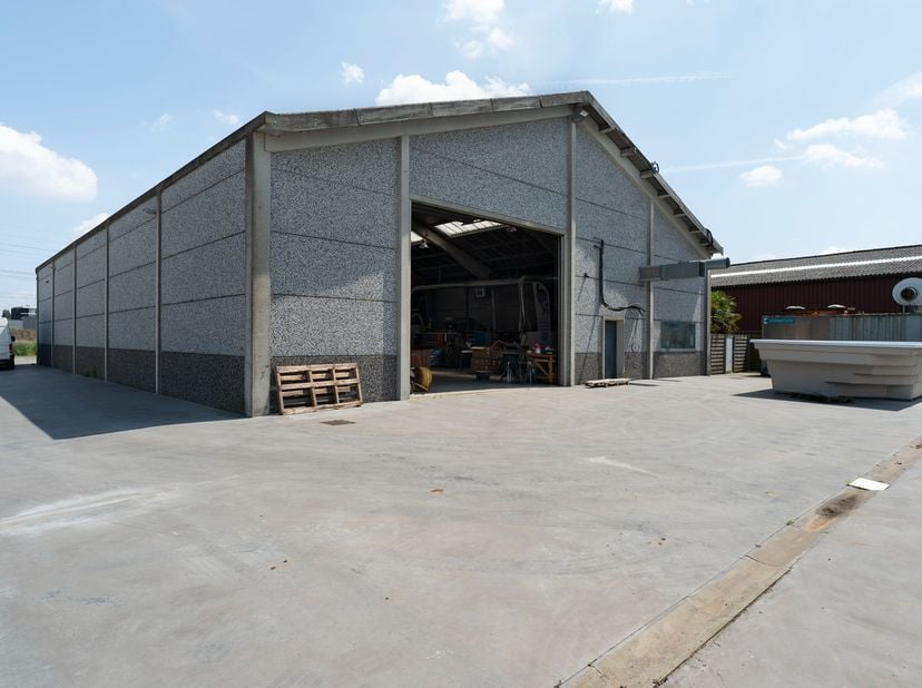 Dit uitzonderlijke bedrijfsgebouw combineert een hoogwaardig magazijn met een moderne kantoorruimte, samen met 1.000m² buitenopslag. Gelegen op een st