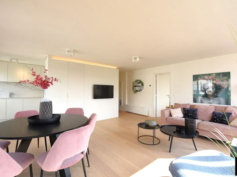 Ce magnifique appartement rénové avec 2 chambres est situé au cur du Zoute, lun des quartiers les plus exclusifs de Knokke. Avec une localisation uniq