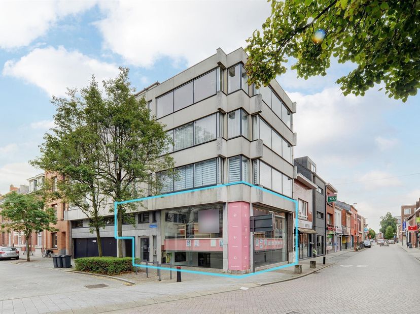 Dit centraal gelegen handelspand / opbrengsteigendom van 151m² bevindt zich vlakbij de winkelstraat van Turnhout, op de hoek van de Korte Gasthuisstra